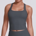 Gros plan sur débardeur de sport gris anthracite avec col carré et tissu respirant - Gris Graphite