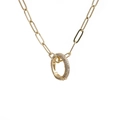 Dettaglio della collana a graffetta dorata con ciondolo circolare con zirconi incastonati - Pendaglio Rotondo in Zirconia / Oro