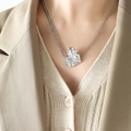 Collar de capas plateado con colgante de corazón martillado sobre tejido - Plateado