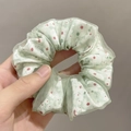 Zweilagiger Organza-Haargummi in Hellgrün mit innenliegendem roten Blumenmuster - Grün Mit Blumenmuster