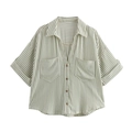 Detailweergave van groen-wit gestreept shirt met korte mouwen, zakken en houten knopen - XS / Groene strepen