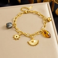 Gouden roestvrijstalen kettingarmband met zon- en waaierbedels op een luxe sieradendoos - Gouden stijl met meerdere hangers (B1875)