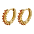 Dettaglio macro di orecchini a cerchio dorati con pavé di zirconi arancioni incastonati - Oro Zirconia Arancione