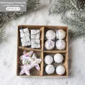 Set di ornamenti natalizi bianchi con stelle e palline in una scatola di carta kraft - Bianco