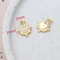 Detalle macro del colgante de corazón de nácar dorado de 14k con medidas de 17x23mm - 6# Corazón Patrón Radiante
