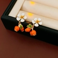 Detalle de pendientes vintage de flores de esmalte con colgantes de bayas naranjas - Estilo Flor de Baya (Naranja) / Naranja-Dorado (Chapado en Oro Real - Pin de Plata)