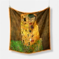 Foulard quadrato in seta Klimt Il Bacio appeso elegantemente su sfondo bianco puro - Klimt - Il Bacio / 53x53