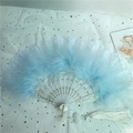 Détail de l'éventail en plumes bleu clair avec dentelle blanche et motifs dorés - Éventail en Plumes Bleu Ciel et Dentelle