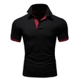 Detailaufnahme eines schwarzen Herren-Poloshirts mit kontrastierenden roten Akzenten am Kragen - M / Schwarz mit Rot