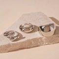 Vista detallada de tres anillos geométricos minimalistas con acabado plateado en piedra - Juego de Anillos Abiertos de Gota de Agua / Plateado