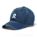Gros plan détaillé sur la lettre R brodée blanche sur la casquette en denim bleu délavé - Taille Unique(Réglable) / Denim Lavé Bleu Foncé (Lettre R) / Bleu foncé