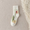 Calcetines de forro polar coral en blanco crema con bordado de oso y lirio - Tulipán Grande Único