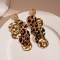Schicke Tropfenohrringe mit Leopardenmuster und gewellten Goldscheiben auf Teller - Silbernadel - Gold (Leopard Splicing)