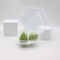 Tres esponjas de maquillaje verde degradado en una caja transparente con forma de corazón - Caja Corazón Verde