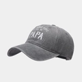 Dettaglio cappellino in cotone grigio scuro lavato con scritta Papa bianca stampata - Grigio