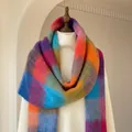 Écharpe à carreaux colorés en mohair mélangé présentée sur un mannequin en bois - Style Grand Châle / Frange Rouge Orange Bleu
