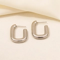 Dettaglio ravvicinato di orecchini a lobo a forma di C in acciaio inossidabile 304 argento - Stile Forma U Liscio (D167-S) / Argento