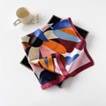 Seidiges 70cm Quadrat-Halstuch mit abstrakten Blumenmustern auf einem modernen Tablett - Burgunderrot / 70*70cm