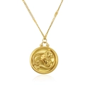 Detailopname van een vergulde dierenriem hanger ketting met een rond reliëf ontwerp - Maagd