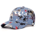 Détail de la casquette en denim bleu avec motifs graffiti métalliques dorés et argentés - Réglable / Bleu Clair Splatter Métallique