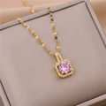 Gouden ketting met vierkante hanger en roze zirkoonsteen in een sieradendoosje - Roze Strass Stijl (8983)