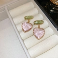 Nahaufnahme der Vintage-Herzohrringe mit grünen ovalen und rosa herzförmigen Kristallen - 925 Silber Stift Stil / Rosa
