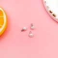 Detail eines weißen runden Perlenanhängers mit Silberkappe für DIY-Schmuckzubehör - Silber Kappe Runde Perle 5mm