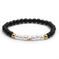 Bracciale minimalista con perline nere, perle bianche e ciondolo a farfalla dorata - Farfalla Lucida