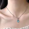 Elegante ciondolo a goccia blu pavone con catena a serpente in argento lucido da donna - Goccia d'acqua Blu / Catena in Acciaio