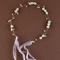 Dettaglio fascia da sposa con perle bianche, petali verdi e intreccio di fili dorati - Verde