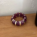 Détail de résine marbrée violette et de blocs en métal doré sur un bracelet élastique - Violet