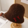 Detalle de gorro de felpa marrón oscuro con lazos rojos de lunares para el invierno - M (56-58cm) / Café (Estilo Lazo)