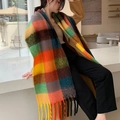 Détail d'une écharpe à carreaux colorée avec franges et texture épaisse façon cachemire - 2# Arc-en-ciel Multicolore à Carreaux