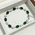 Dettaglio ravvicinato del bracciale in zircone smeraldo ovale con catena in argento - Oro Bianco