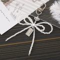 Silver-plated heart and bow keychain with white pearls and queen portrait pendant - White (K3238)