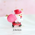 Miniatuur kerstman figuurtje van hars met glitters voor DIY knutselen, 2,6x3cm - Kerstman met Roze Tas