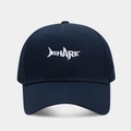 Detailansicht der weißen Haifisch-Stickerei auf einer dunkelblauen Baumwollkappe - Verstellbar / Marineblau