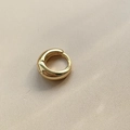 Orecchino a cerchio dorato lucido minimalista su sfondo di tessuto beige morbido - 10mm Paio / Oro