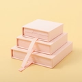 Set di scatole regalo per gioielli rosa in tre dimensioni con manici in nastro - Rosa Corallo (Con Scatola Interna) / 7*7*2cm