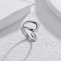 Anello regolabile in argento lucido con un design metallico minimalista e irregolare - Color Acciaio