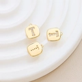Detail eines quadratisch vergoldeten Anhängers Buchstabe T mit weißem Zirkonia für DIY-Schmuck - Buchstabe T
