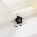Détail macro d'un pendentif étoile noir et or avec dimensions de 14 mm de haut et 11 mm - Noir Étoile à Cinq Branches