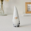 Gnome de Noël avec bonnet blanc en tricot et corps en tissu à carreaux noir et blanc - Style B (Bonnet en Tricot à Chevrons Blanc)