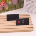 Asymmetrische Herz-Ohrstecker mit roten und weißen Kristallen auf einer Displaykarte - 100 Stück/Set / Schwarz