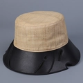 Dettaglio della trama in rafia e tesa in pelle nera con fori a goccia sul cappello a secchiello - M (56-58cm) / Rafia con bordo nero