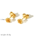Detailansicht der 18k Gold-Blumenohrstecker mit Maßen von 4,8 mm und 0,6 g Gewicht - Goldene Rosen-Ohrstecker (TE6889)