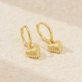 Orecchini a cuore in argento S925 con finitura oro vintage e trama a conchiglia fine - Argento 925 / Oro