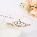 Detail der eleganten goldenen Strass-Brautkrone mit Rosen auf einer weißen Oberfläche - Krone 1