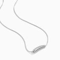 Primer plano de una cadena de serpiente plateada con colgante de pilar curvo moderno - Plateado