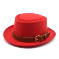 Détail d'un chapeau en feutre rouge avec ceinture en cuir marron et boucle en métal doré - M (56-58cm) / Rouge
